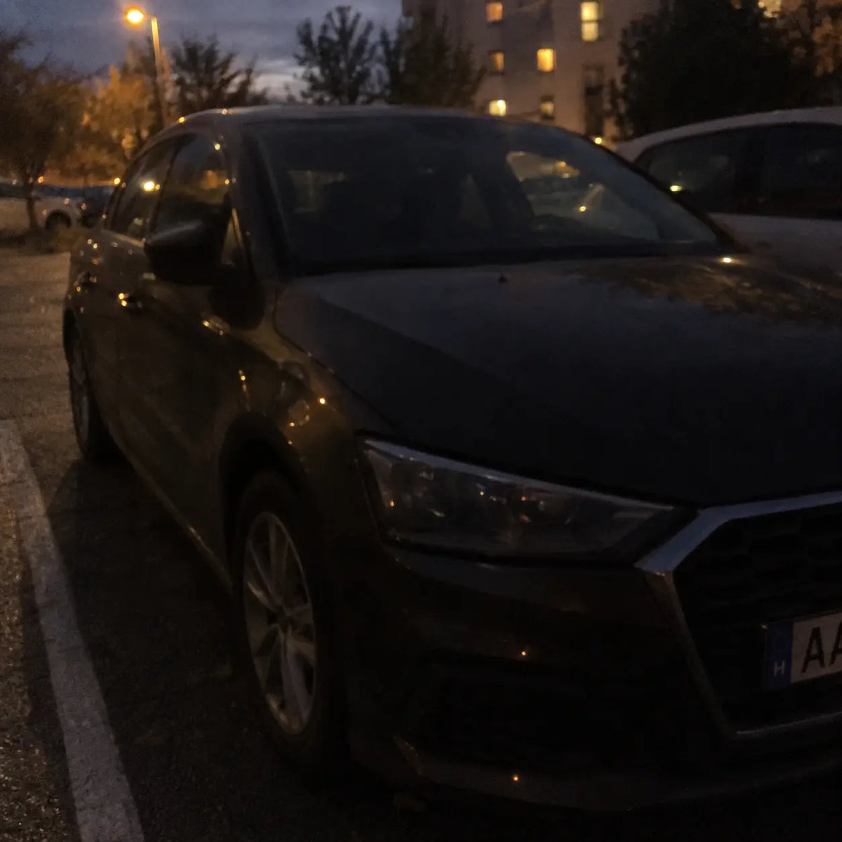 Rossz példa: sötét, homályos, túl közeli esti fotó az autóról
